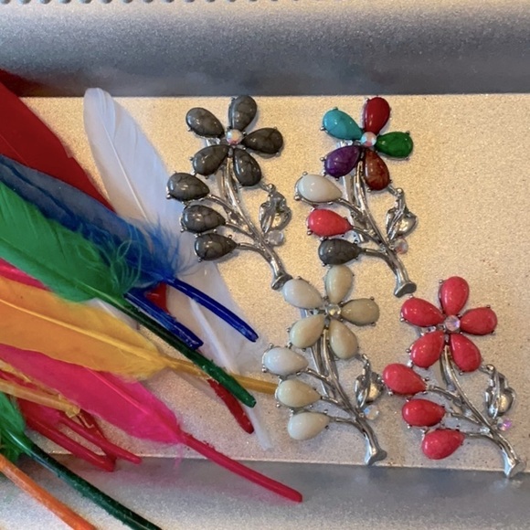 VINTAGE STONE & RHINESTONE FLOWER BROOCHES - Picture 1 of 6